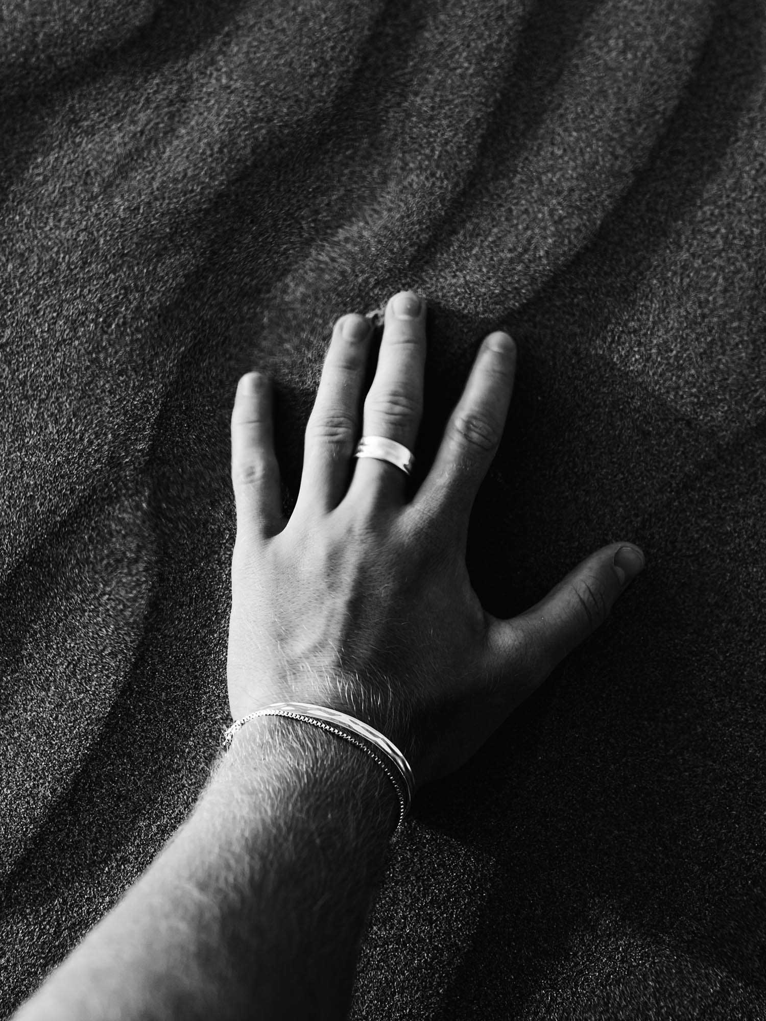 EXCLUSIVE UNISIZE CUFF IN SILVER - Image 4
